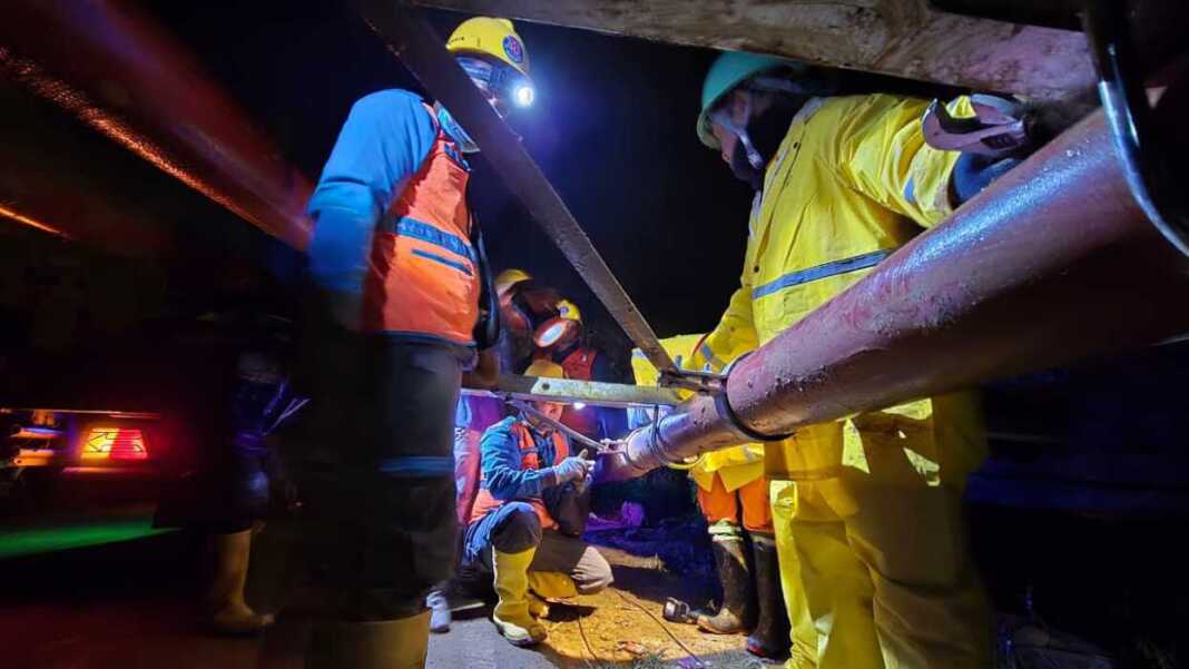 Para Personel PLN gotong royong menyiapkan tiang jaringan listrik pengganti untuk dipasang di wilayah Pandan, Tapanuli Tengah. Akibat banjir dan longsor di Sumatra Utara, sejumlah tiang jaringan listrik roboh dan mengalami kerusakan.