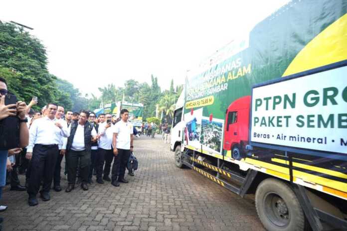 SALURKAN: Menteri Pertanian Andi Amran Sulaiman melepas penyaluran bantuan yang diberikan Sub Holding PTPN III (Persero), PTPN IV PalmCo PalmCo, berupa 500 ton minyak goreng.