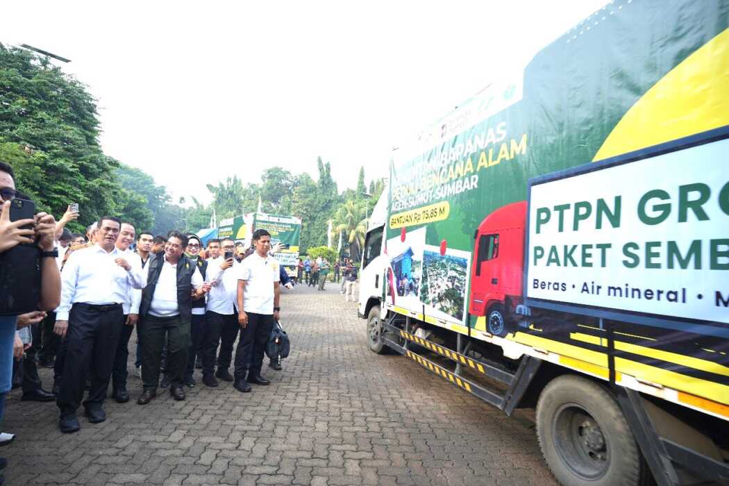 SALURKAN: Menteri Pertanian Andi Amran Sulaiman melepas penyaluran bantuan yang diberikan Sub Holding PTPN III (Persero), PTPN IV PalmCo PalmCo, berupa 500 ton minyak goreng.