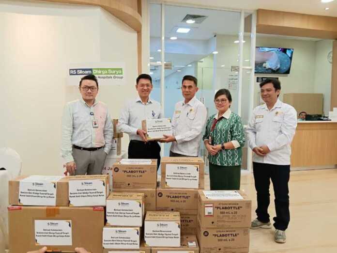 BANTUAN: Pihak RS Siloam Dhirga Surya Medan, menyerahkan bantuan obat-obatan dan alat kesehatan kepada Keluarga Alumni Universitas Gadjah Mada (KAGAMA), untuk disalurkan ke Sibolga dan Tapteng, Kamis (4/12/2025).