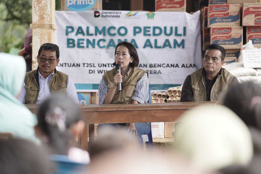 HADIR: Direktur Keuangan PalmCo Hilda Savitri saat hadir di posko pengungsian Kebun Batangtoru dan Hapesong.