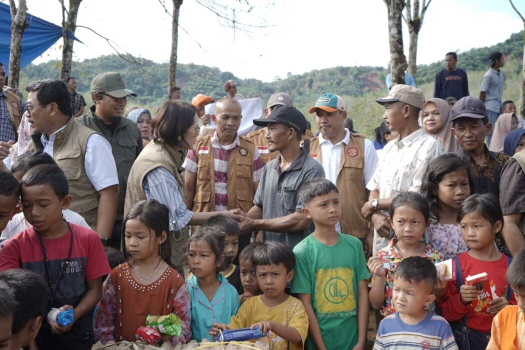 PENGUNGSI: Direktur Keuangan PalmCo Hilda Savitr bersama jajaran PalmCo saat meninjau lokasi pengungsian.