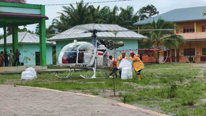 BANTUAN: Helikopter Agincourt Resources menurunkan bantuan pangan dan obat-obatan di Muara Batangtoru, Tapanuli Selatan, Rabu (26/11/2025). (Dok: PTAR)