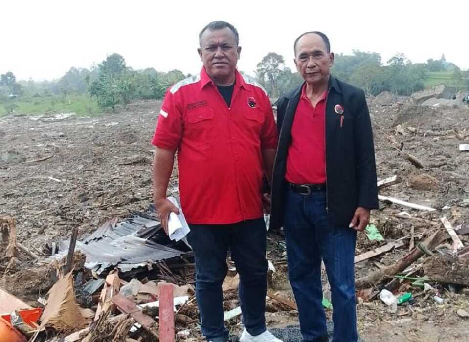 Mangapul Purba (kiri) di sela penyerahan bantuan ke masyarakat terdampak bencana di Kabupaten Humbang Hasundutan, Minggu (7/12/2025).