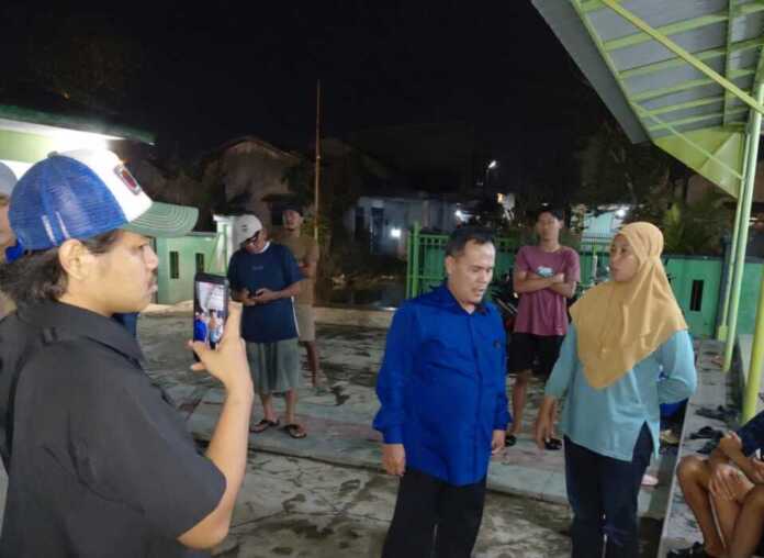 BANTUAN:Sekretaris Fraksi Demokrat DPRD Kota Medan Dr H Muslim MSP menyalurkan bantuan bahan makanan dari Fraksi Demokrat DPR RI kepada warga korban banjir di Komplek BTN Kelurahan Besar, Medan Marelan, Kota Medan pada Senin (1/12/2025) malam.