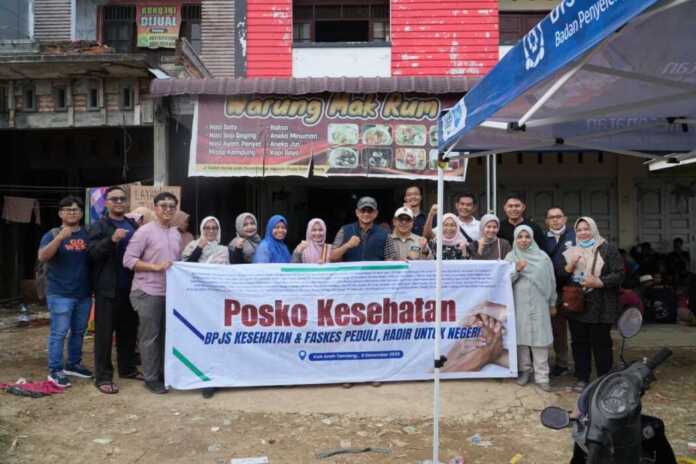 FOTO BERSAMA: Tim BPJS Kesehatan Kedeputian Wilayah I, foto bersama di depan Posko Kesehatan di lokasi bencana.