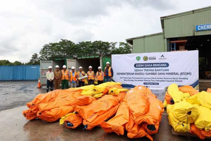 SERAHKAN: Kementerian ESDM menyerahkan bantuan sebanyak 267 tenda dan perlengkapan lain kepada korban banjir bandang dan longsor di Desa Garoga dan sekitarnya. (Dok PTAR)