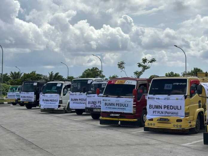 SALURAN: Armada truk membawa bantuan kemanusiaan untuk korban bencana dari Danantara Indonesia dan  BP BUMN.
