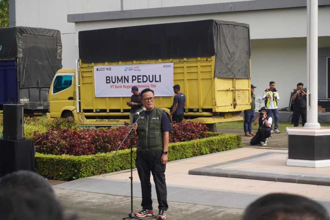 LEPAS: Chief Operating Officer Danantara Dony Oskaria, saat melepas bantuan.