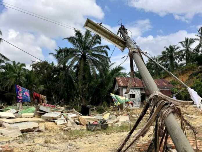Kondisi rumah masyarakat korban banjir di Desa Harapan Makmur, Kecamatan Sei Lepan, Langkat yang hancur dihantam derasnya arus air. (Istimewa/Sumut Pos)