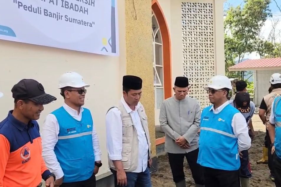Direktur Manajemen Proyek dan Energi Baru Terbarukan (EBT) PLN, Suroso Isnandar (kanan) dan Direktur Manajemen Risiko, Adi Lumakso (kedua dari kiri) saat berdiskusi dengan pengurus masjid dan tim Badan Nasional Penanggulangan Bencana di Masjid Baitul Quddus Mendale, Aceh Tengah untuk mendukung upaya pemulihan sarana ibadah.