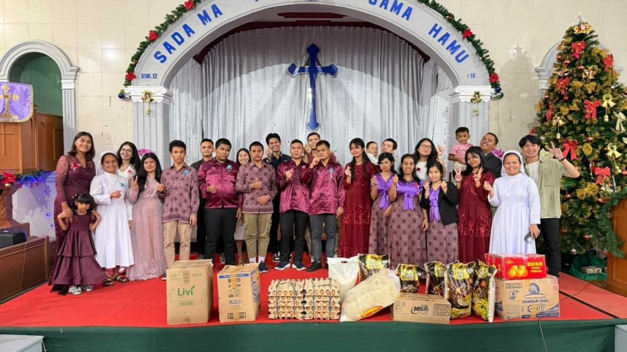 The Reiz Suites Rayakan Natal Bersama Anak Panti Disabilitas di HKBP Saroha
