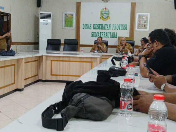 PAPARKAN: Sekretaris Dinkes Sumut Hamid Rijal, saat memaparkan penanganan kesehatan pasca banjir dan longsor.