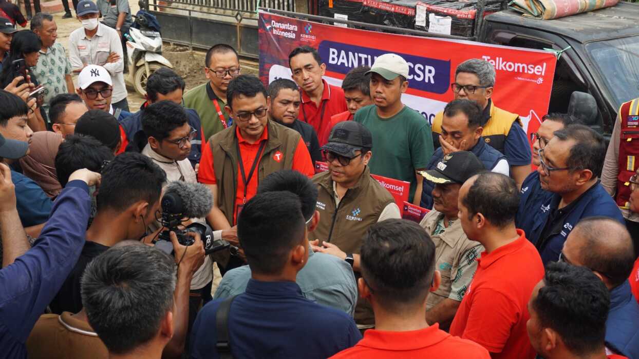 Bersama Kementrian Komdigi, Telkomsel Salurkan 100 Genset, 500 Alat Komunikasi dan 33 Sumur Bor untuk Pulihkan Sumatra