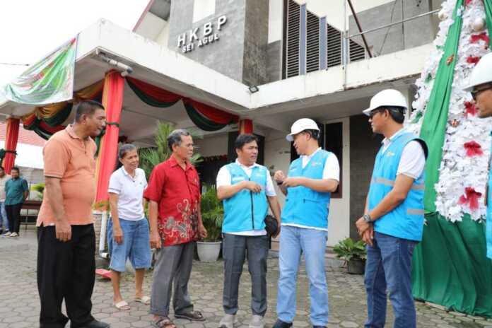 General Manager PLN UID Sumut (2 dari kanan) saat melakukan kunjungan kr Gereja HKBP Sei Agul dan diterima langsung oleh Pengurus, St Pak Sirait (3 dari kiri) dan St. Jhony Silaban (kiri)
