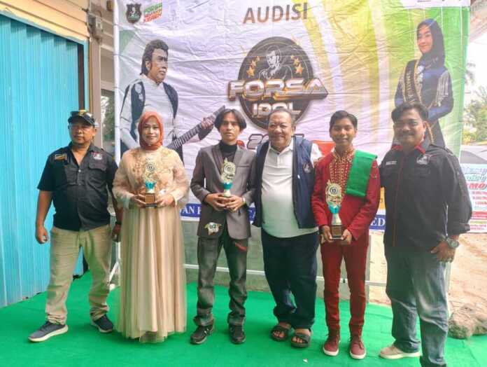 Ketua DPW Forsa Sumut Burhanuddin Sitepu bersama para pemenang pada audisi Forsa Idol IV Kota Medan yang digelar di Sekretariat DPW Forsa Sumut, Jalan TB Simatupang, Minggu (28/12).