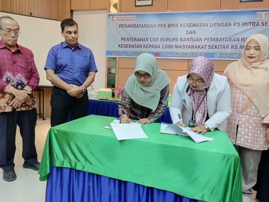 TANDATANGAN: Direktur RSU Mitra Sejati dr Elvida Sulistiana Sinaga, MKM, MH, Kes, SpKKLP (kanan) dan Kepala Cabang BPJS Kesehatan Kota Medan dr Yasmin Ramadhana Harahap (kiri), tandatangani kerja sama bantuan pembayaran iuran BPJS Kesehatan, disaksikan Owner RSU Mitra Sejati dr Parambir Singh (dua dari kiri)  dan  Ketua Perhimpunan Rumah Sakit Seluruh Indonesia (PERSI) Sumatera Utara dr Syaiful Sitompul (kiri).