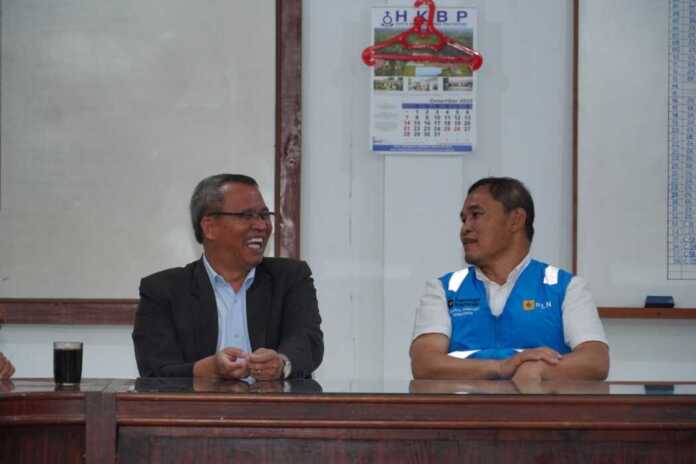 General Manager PLN UID Sumatera Utara, Mundhakir (kanan) saat melakukan bincang-bincang dengan Pendeta Donald Sianturi, Praeses HKBP Distrik II Silindung, (kiri) pada ruang pertemuan Gereja HKBP Pearaja Tarutung Tapanuli Utara