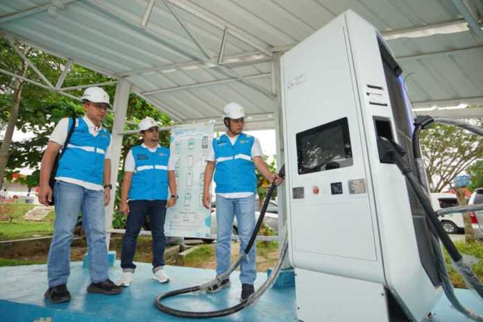 General Manager PLN UID Sumut saat memastikan SPKLU Rest Area A Jalan Tol Medan-Tebing Tinggi beroperasi dengan baik.