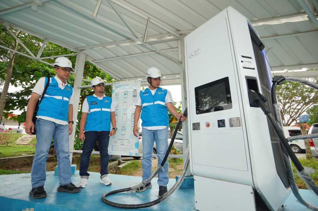 General Manager PLN UID Sumut saat memastikan SPKLU Rest Area A Jalan Tol Medan-Tebing Tinggi beroperasi dengan baik.