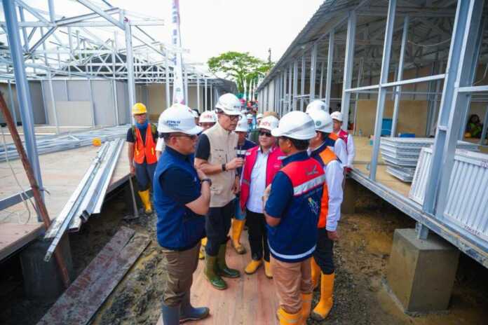 BP BUMN sekaligus COO Danantaea Dony Oska (jaket cokelat) saat meninjau lokasi relokasi hunian di Aceh Tamiang.