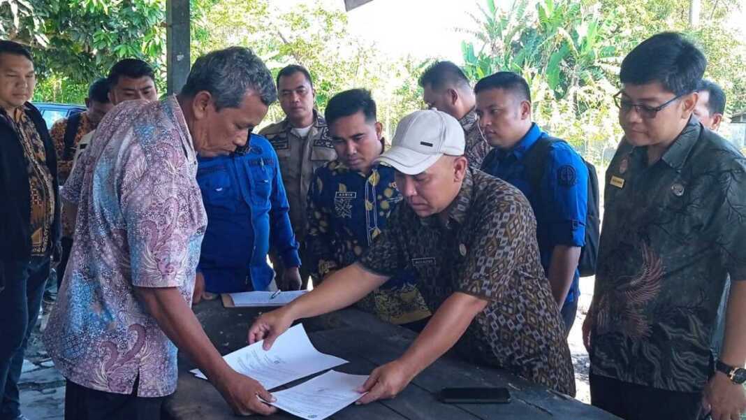 DILARANG MASUK: Tim Terpadu Optimalisasi PAD Deliserdang tidak diperbolehkan masuk ke area perusahaan PT Ganda Saribu di Jalan Medan-Binjai, Km 12,5 No 33 Desa Pujimulyo, Kecamatan Sunggal, Kamis (29/1).