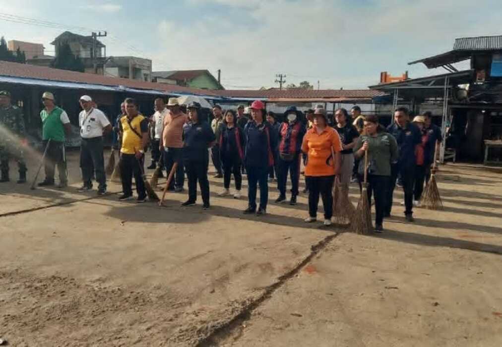 GOTONG ROYONG: Bupati Karo Antonius Ginting memimpin Bulan Bhakti Gotong Royong Masyarakat di Tigapanah.(Istimewa)