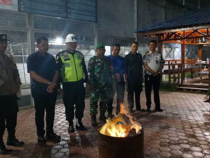 MUSNAHKAN: Jajaran petugas Lapas Binjai memusnahkan barang terlarang usai razia gabungan.(Istimewa)