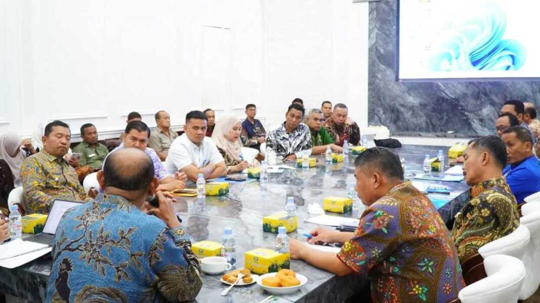 PIMPIN: Bupati Langkat Syah Afandin saat memimpin rapat koordinasi terkait pembenahan dan penertiban Pasar Pangkalanbrandan.(Dokumen Diskominfo Langkat)