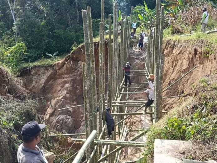 PERBAIKI IRIGASI: Warga Desa Berampu, Kecamatan Berampu, Kabupaten Dairi, gotong royong memperbaiki saluran irigasi.(Istimewa)