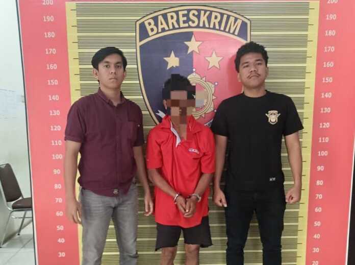 TERSANGKA: Polisi saat mengamankan tersangka pelaku persetubuhan anak di bawah umur, di Palas. Istimewa/Sumut Pos