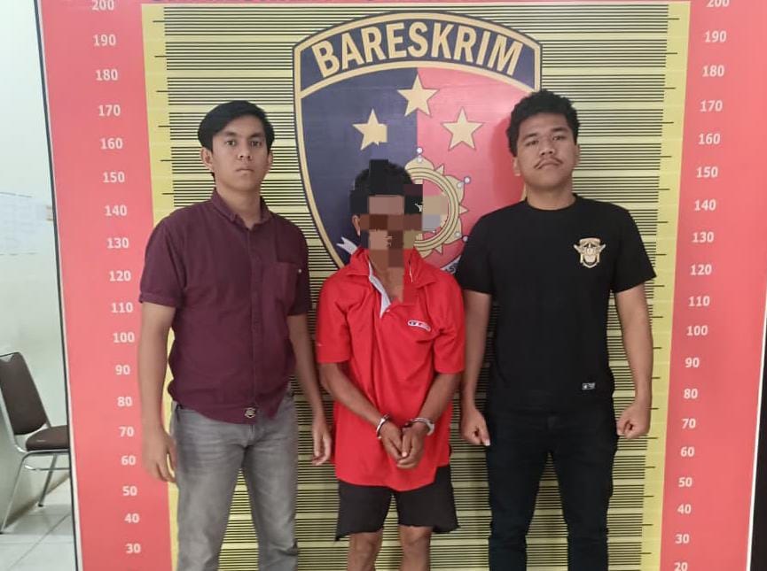TERSANGKA: Polisi saat mengamankan tersangka pelaku persetubuhan anak di bawah umur, di Palas. Istimewa/Sumut Pos