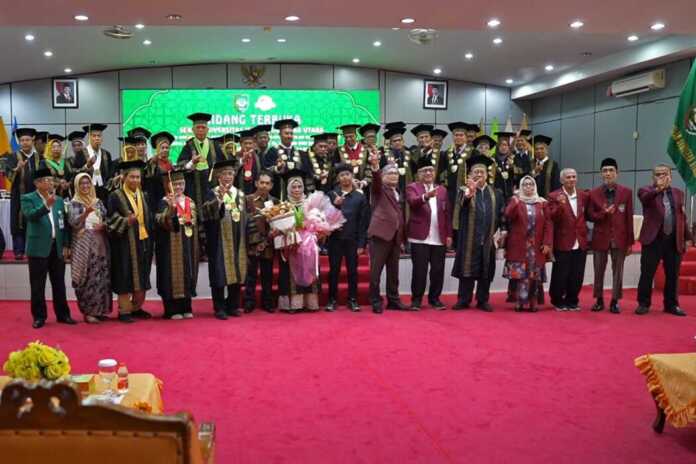 BERSAMA: Ketua Umum Pengurus Yayasan Wakaf UISU Ir Indra Gunawan MP foto bersama pengurus dan pengajar dalam acara peluncuran perubahan nama pada puncak milad yayasan ke-75 sekaligus milad universitas ke- 74 UISU di Auditorium Lantai III Kampus UISU Jalan Sisingamangaraja, Medan, Rabu (7/12026) kemarin.