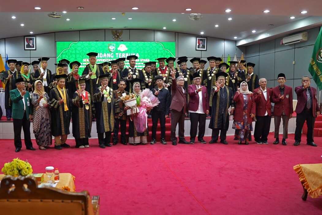 BERSAMA: Ketua Umum Pengurus Yayasan Wakaf UISU Ir Indra Gunawan MP foto bersama pengurus dan pengajar dalam acara peluncuran perubahan nama pada puncak milad yayasan ke-75 sekaligus milad universitas ke- 74 UISU di Auditorium Lantai III Kampus UISU Jalan Sisingamangaraja, Medan, Rabu (7/12026) kemarin.