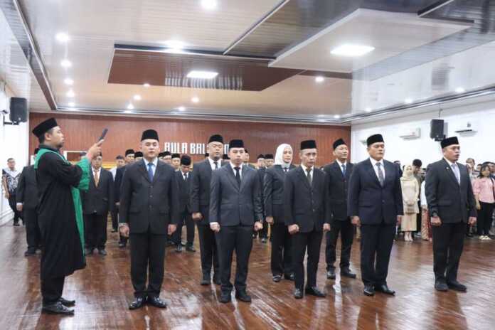DILANTIK: Pejabat hasil lelang jabatan dilantik di Aula Balai Kota Binjai, Jumat (9/1).(Dokumen Diskominfo Binjai)