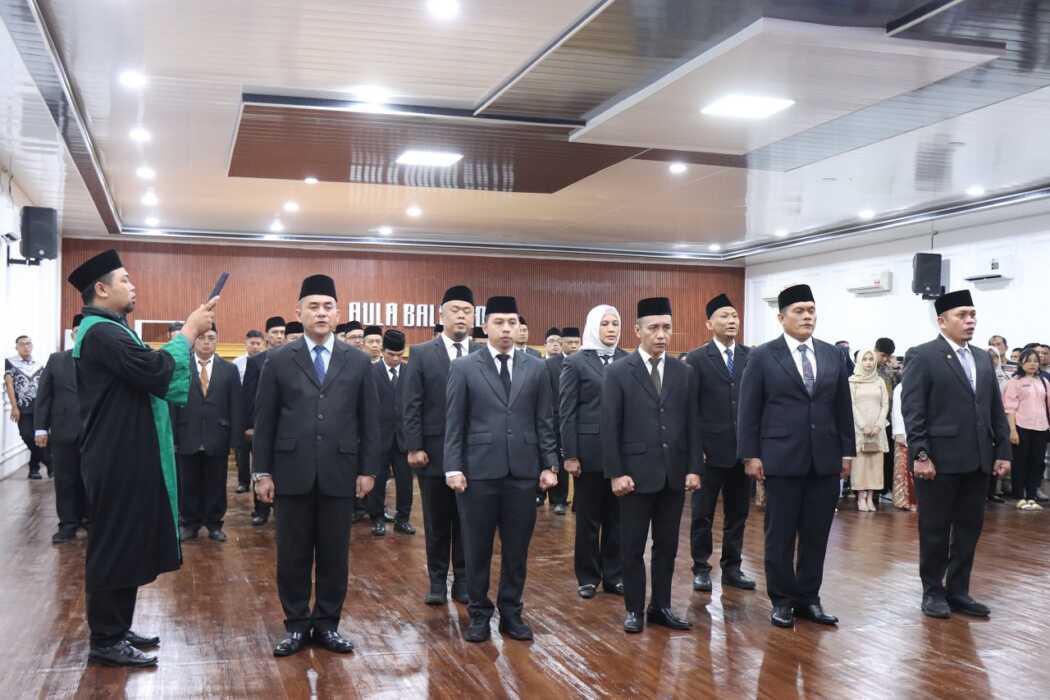DILANTIK: Pejabat hasil lelang jabatan dilantik di Aula Balai Kota Binjai, Jumat (9/1).(Dokumen Diskominfo Binjai)