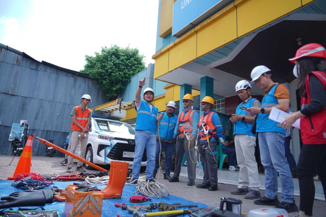 General Manager PLN UID Sumut, Mundhakir saat memastikan petugas memahami Prosedur pekerjaan pada kondisi ketinggian.