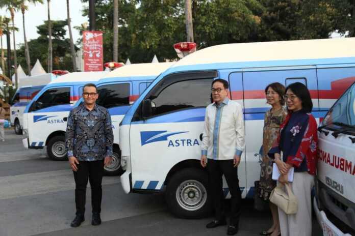Presiden Komisaris Astra Prijono Sugiarto (kedua kiri), Direktur Astra Gita Tiffani Boer (kedua kanan), Chief of Corporate Affairs Astra Boy Kelana Soebroto (kiri) dan Head of Corporate Communications Astra Windy Riswantyo (kanan) saat meninjau ambulans yang diserahkan oleh PT Astra International Tbk dalam kegiatan Natal Nasional 2025 pada Senin (5/1/2026).