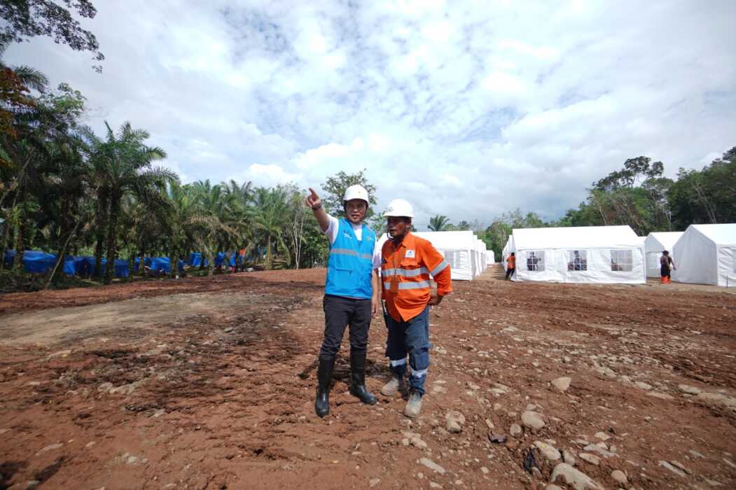 GM PLN UID Sumatera Utara saat berkoorsinasi dengan Mandor lapangan pemerataan lahan Hunian Sementara di Batang Toru