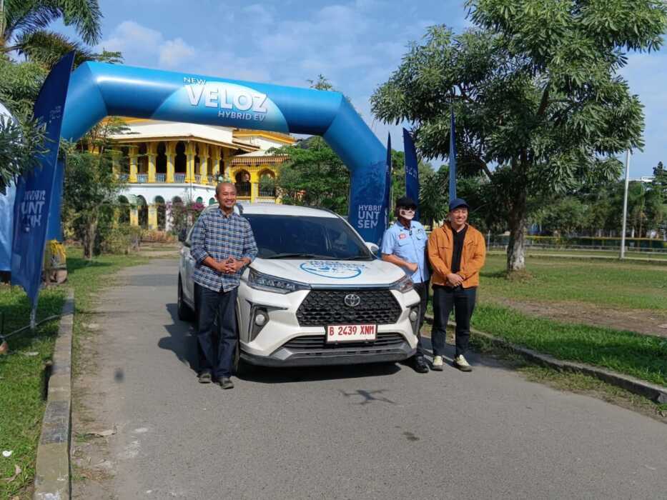 TIBA: Tim ekspedisi perjalanan mengendarai Toyota Veloz Hybrid EV dari Mandalika saat tiba di Kota Medan.