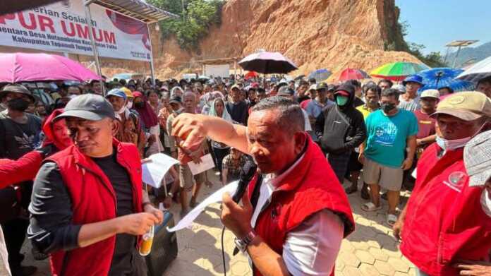 Ketua DPD PDIP Sumut Rapidin Simbolon dan Sekretaris DPD PDIP Sumut Dr Sutarto Msi di tengah kerumunan warga, memandu alur pembagian bantuan di posko pengungsian Tukka, Tapanuli Tengah, Sabtu (24/1/2026).