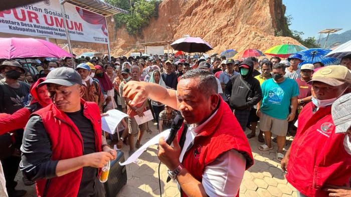 Ketua DPD PDIP Sumut Rapidin Simbolon dan Sekretaris DPD PDIP Sumut Dr Sutarto Msi di tengah kerumunan warga, memandu alur pembagian bantuan di posko pengungsian Tukka, Tapanuli Tengah, Sabtu (24/1/2026).