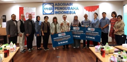 BANTUAN: Penyerahan bantuan dari Coca-Cola Europacific Partners Indonesia (CCEP Indonesia) dilakukan secara simbolis di Kantor Sekretariat APINDO, Jakarta, Jumat (30/1/2026).