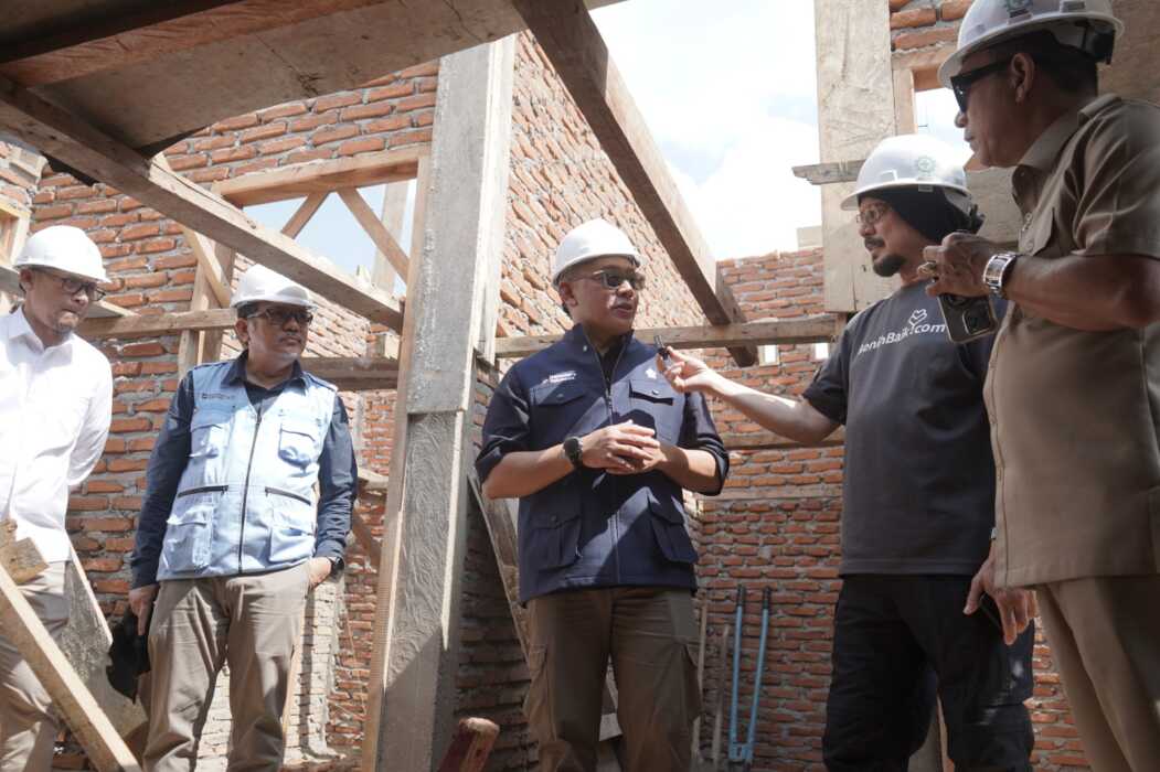 TINJAU: Direktur Utama PTPN IV PalmCo Jatmiko K. Santosa meninjau lokasi pembangunan huntap di Batangtoru, bersama Founder BenihBaik.com Andy F. Noya dan lainnya.