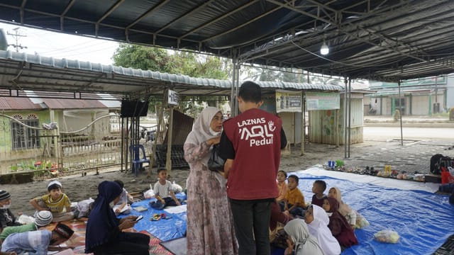 Sekolah Terendam Lumpur, Laznas AQL Peduli Salurkan Buku Iqro untuk Puluhan Murid TK Al-Ikhlas Aceh Tamiang