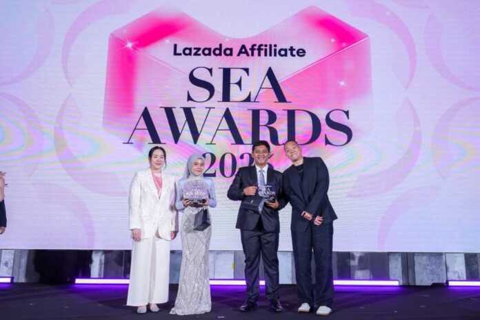 SUKSES: Anita Ratnasari (dua dari kiri), yang sukses meraup ratusan juta rupiah dari program Lazada Affiliate.