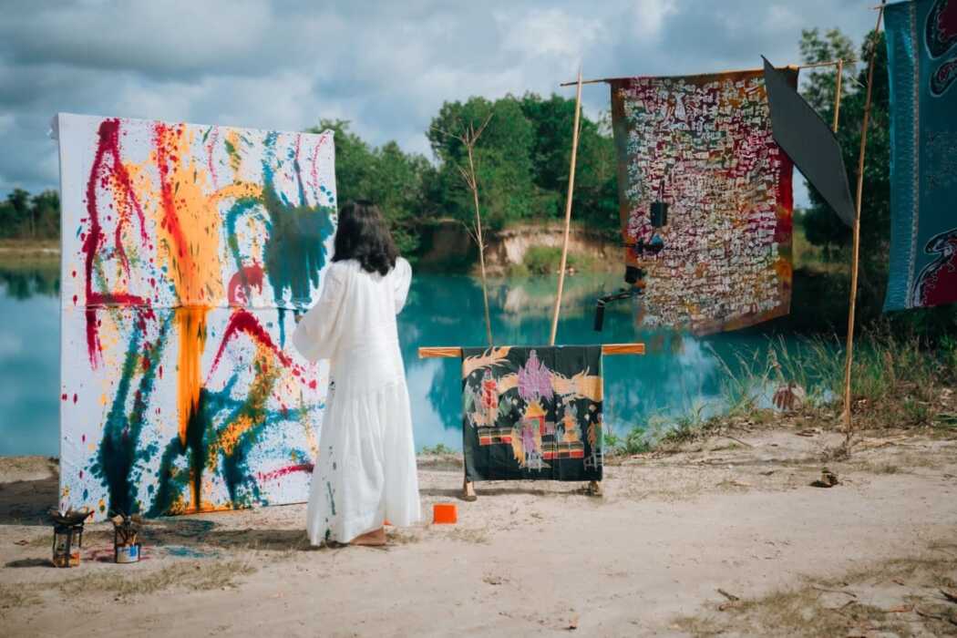 Penggerak Desa Sejahtera Astra Singkawang Priska Yeniriatno yang meninggalkan karier untuk membangun rumah batik. Modal awalnya sederhana, tabungan dan keberanian. Kini ia mengelola tiga kampung wisata batik, memberdayakan ibu rumah tangga, hingga pemuda putus sekolah.