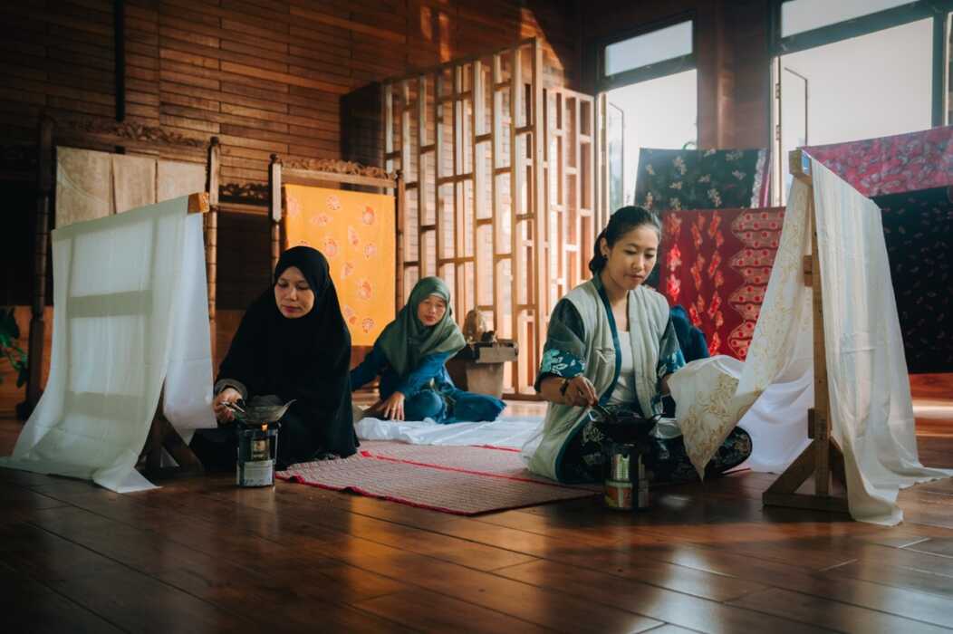 Aktivitas produksi batik masyarakat Desa Sejahtera Astra Singkawang yang hingga saat ini, telah melibatkan lebih dari 240 pelaku batik yang tergabung dalam 18 kelompok produksi aktif.