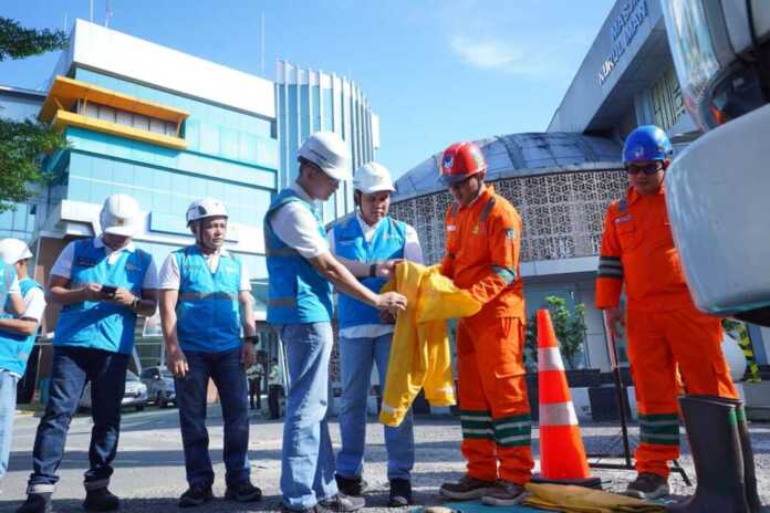 General Manager PLN UID Sumut memastikan wearpack 20 kV untuk pekerjaan saat bertegangan dalam kondisi baik dan tidak ada kebocoran sehingga aman digunakan.