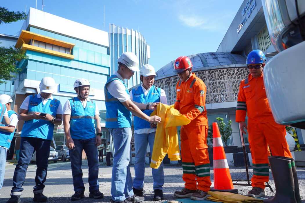 General Manager PLN UID Sumut memastikan wearpack 20 kV untuk pekerjaan saat bertegangan dalam kondisi baik dan tidak ada kebocoran sehingga aman digunakan.